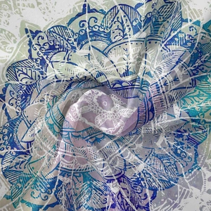 Détail d'une tapisserie mandala bohème montrant des motifs bleus sur tissu doux