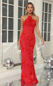 Détail d'une robe de soirée licou rouge avec appliques florales 3D et broderie