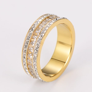 Gros plan sur la bague en acier doré avec trois rangées de zircons brillants sertis