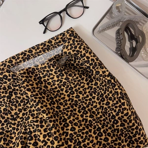Dettaglio del tessuto in tela con stampa leopardata e accessori moda eleganti