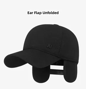 Details einer schwarzen Winterkappe mit entfalteten Ohrenklappen und JB-Logo