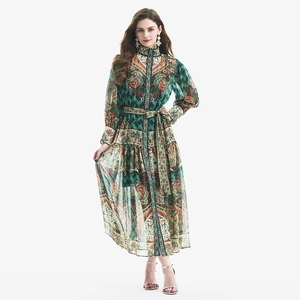 Maxikleid in Grün mit Paisley-Muster, Laternenärmeln und Bindegürtel an der Taille
