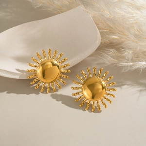 Élégantes boucles d'oreilles soleil dorées 18 carats sur un support en pierre minimaliste