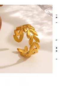 Detailansicht des 18K vergoldeten Olivenblatt-Rings mit verstellbarer, offener Textur