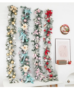 Vue détaillée de quatre guirlandes de Noël enneigées en tons or, bleu, rose et rouge