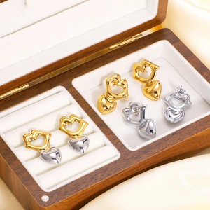 Boucles d'oreilles cœur en acier inoxydable doré et argenté dans un coffret cadeau en bois