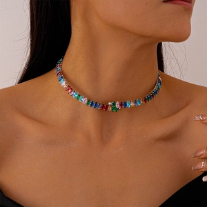 Détail de pierres de zircon colorées taille marquise sur un collier ras du cou