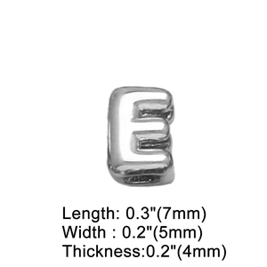 Dettaglio del ciondolo lettera E in argento lucido, dimensioni 7mm x 5mm per collane