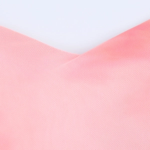 Vue macro de la texture du tissu en maille rose respirant sur la robe tube moulante