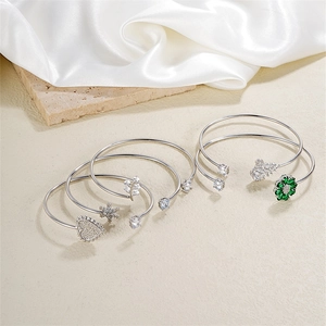 Detailansicht der 5-teiligen Silberarmband-Sets mit Schneeflocken- und Herzanhänger