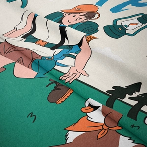 Vue détaillée de la texture du tissu de camping en flanelle avec motifs de randonnée