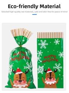 Dettaglio del sacchetto regalo di Natale verde con renna e motivi di fiocchi di neve