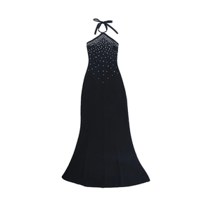 Détail de la robe de soirée dos nu noire avec des strass étincelants sur le décolleté