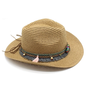 Chapeau de soleil en paille avec franges bohèmes, perles ethniques et glands colorés