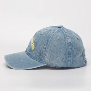 Detailansicht der gelben ANGELES-Stickerei auf der hellblauen Denim-Baseballkappe