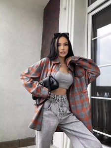 Women's vintage plaid long sleeve shirt with crop top and grey high waist jeans outfit