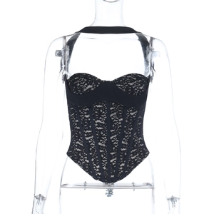 Détail du corset en dentelle noire montrant les motifs floraux et les baleines de soutien