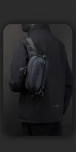 Détail du sac de poitrine tactique bleu foncé avec fermeture éclair et tissu en nylon