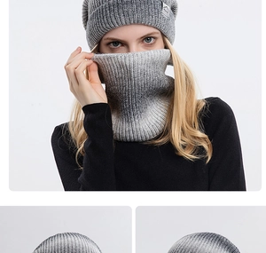 Détail du bonnet en tricot gris dégradé et tour de cou assorti avec écusson