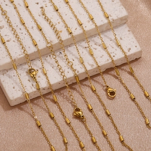 Chaîne en acier inoxydable plaqué or 18k avec perles cylindres et fermoir homard