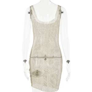 Détail d'une mini-robe en maille dorée scintillante avec strass sur un mannequin clair