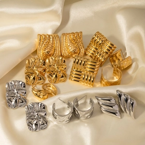 Fashionable textured square 18k gold stainless steel hoop earrings for women in retro style