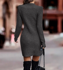 Vista posteriore dell'abito in maglia grigio scuro a maniche lunghe su modella