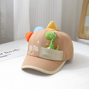 Detail der Baby-Baumwoll-Dinosaurier-Baseballkappe mit bunten 3D-Hörnern und Patches