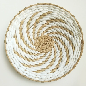 Detailansicht der marokkanischen Wanddeko mit zweifarbigem Spiralmuster aus Naturfasern