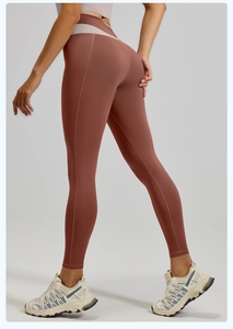 Detalle de leggings de yoga de cintura alta con costuras refinadas y pretina en contraste