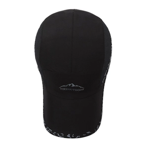 Casquette de plein air noire respirante avec logo montagne et bord camouflage de randonnée