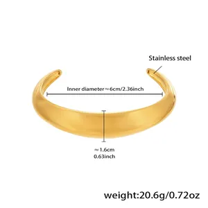 Macro de brazalete en C de acero inoxidable chapado en oro de 18k con acabado de espejo