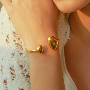 Bracciale rigido irregolare in acciaio inossidabile dorato 18k indossato dal modello