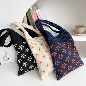 Borse tote minimaliste in maglia con motivo floreale in nero, beige e blu navy elegante