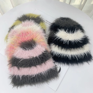 Plano de gorros de punto a rayas en piel sintética suave con patrones de varios colores