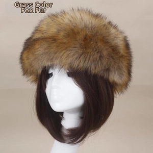 Détail de la texture d'un bonnet épais en fausse fourrure de renard couleur herbe