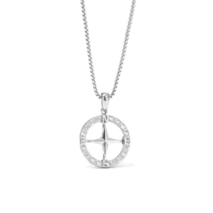 Collier avec pendentif boussole en argent et pierres de zircone sur fond blanc