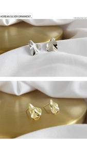 Détails macro de boucles d'oreilles pétales plissés irréguliers en or et argent