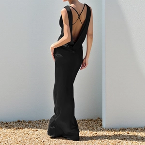 Elegantes rückenfreies schwarzes Satinkleid mit gekreuzten Trägern und bodenlangem Saum