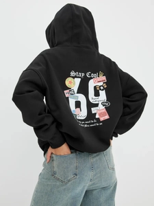 Oversized μαύρο φούτερ με κουκούλα για άνδρες και γυναίκες με vintage γκράφιτι στην πλάτη