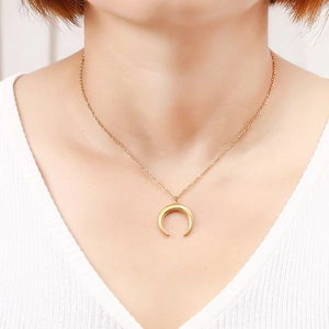 Collier avec pendentif demi-lune doré en acier inoxydable 304 porté par un mannequin