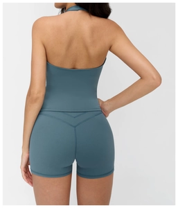 Detail of V-back seam on high-waist yoga shorts with breathable fabric for fitness
