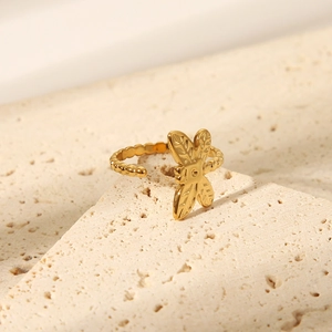 Bague ouverte dorée ajustable avec motif de libelle et anneau perlé sur support en pierre