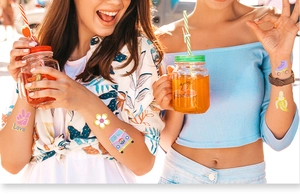 Bunte Hippie Peace & Love temporäre Tattoos am Arm bei einer Sommerparty im Freien