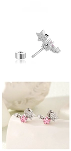 Détail macro de boucles d'oreilles pentagramme avec zircon, fermoir à vis et strass rose