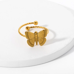 Détail d'une bague papillon plaquée or 18 carats avec un anneau torsadé réglable