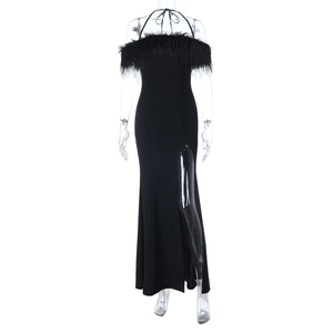 Robe de soirée chic à épaules dénudées avec plumes d'autruche et fente haute