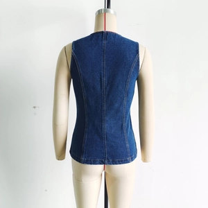 Vue arrière détaillée d'un gilet en jean bleu foncé avec coupe ajustée et surpiqûres