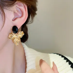Fashionable gold pleated flower stud earrings with black oval crystal for women