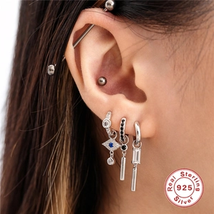 Nahaufnahme von 925 Sterling Silber Ohrringen mit blauen Zirkonia am Modellohr